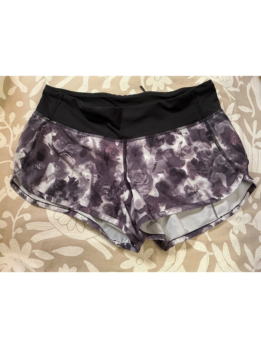 Lululemon Women’s Floral Speed Shorts Sz 4